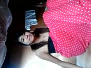 拉丁嫩妹在床上脫掉衣服並自慰