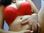 孟加拉國女士撫摸她的陰戶