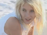 火辣的金髮女郎在海灘上