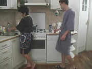 兒子在廚房幫助後媽解決生理問題