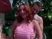 慾火中燒的金髮妞與年輕壯男親密關係