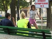 歐美有趣的赤身整蠱節目搞笑短片