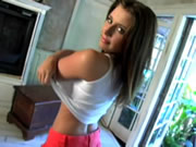 頂級女神脫白色T恤和內褲上挑逗你